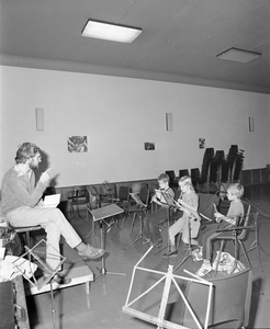 880990 Afbeelding van enkele kleine kinderen tijdens een blokfluitles in de Gemeentelijke Muziekschool (Lange ...